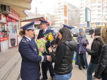 Poliţiştii au oferit flori doamnelor şi domnişoarelor